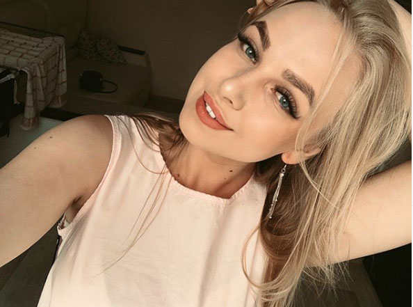 Kızıl Saçlı Kışkırtıcı Güzel Escort Buse Arkadan Veriyor
