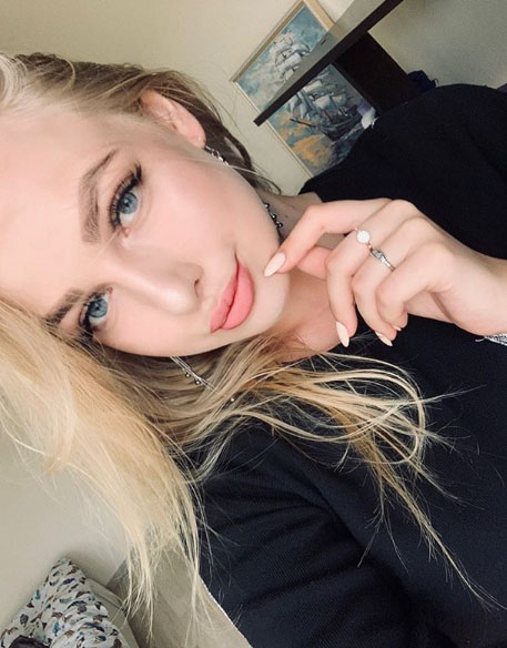 Ateşli Seks Düşkünü Üniversiteli Escort Müge