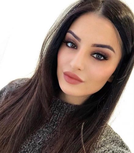 Profesyonel Dansözleri Kıvrak Bedeniyle Kıskandıran Afet